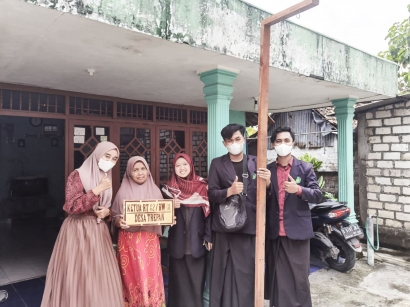 Pembuatan Plang RT oleh Mahasiswa KKM-DR UIN Malang untuk Memudahkan Menemukan Rumah Para Ketua RT di Desa Trepan 