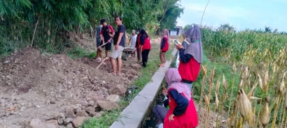 Desa Margosari Bersama Mahasiswa KKN UPGRIS Melestarikan Budaya Gotong Royong dengan Kegiatan Kerja Bakti