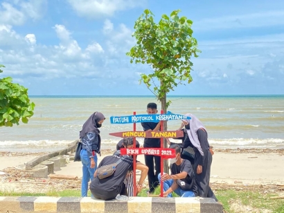 Mahasiswa KKN UPGRIS Mengedukasi Pengunjung Pantai Teluk Awur Melalui Papan Petunjuk