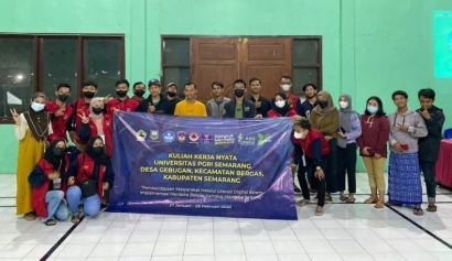 Mahasiswa KKN Universitas PGRI Semarang Sosialisasikan Pentingnya Literasi Digital Kepada Masyarakat di Desa Gebugan
