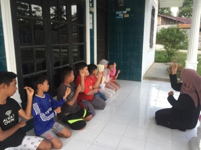 Mengajarkan dan Mengenalkan Tari Saman pada Anak-anak Desa Paya Bujok Tunong