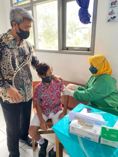 KKN Desa Wisnu UPGRIS dan Puskesmas Laksanakan Vaksinasi di Sekolah Dasar