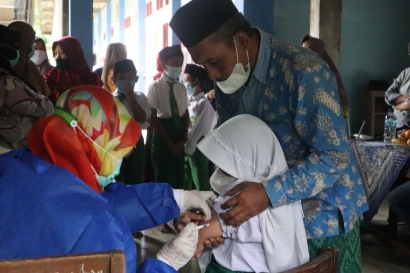 Mahasiswa KKN Unisnu Desa Suwawal Bantu Puskesmas Mlonggo Adakan Vaksinasi bagi Anak di MI An-Nur