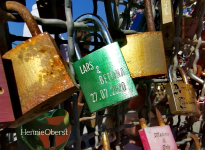 Gembok Cinta: Simbol Kasih Abadi yang Merusak Jembatan