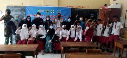 Mahasiswa KKN UM Jember Ikut Serta Pemberian Vaksinasi kepada Siswa SDN Tegaljati 01 di Kabupaten Bondowoso