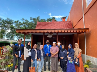 Kelompok 42 KKN Tematik Unmuh Jember Menggali Potensi Rumah Batik Jati Mas Desa Tegaljati Untuk Program Wisata Edukasi