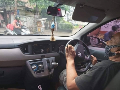 Driver Taxi Online, Tanpa Kaki Kanan, Bagaimana Menginjak Pedal Gas?