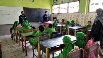 Sukses Memberikan Wadah Berkreasi bagi Adik-Adik di Dusun Krajan sebagai Target KKN UNEJ "Peduli Semeru" 2022 Tematik Literasi