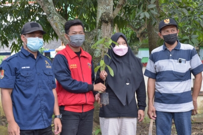 Mahasiswa KKN Universitas PGRI Semarang Ajak Masyarakat Rowosari Tanam Pohon untuk Investasi Oksigen dan Upaya Pencegahan Bencana