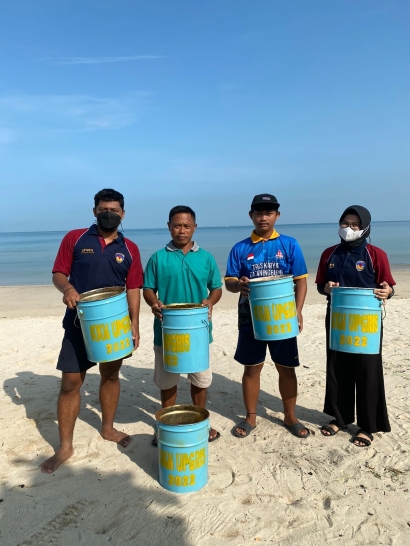 Bersih Pantai dan Pembagian Tong Sampah bersama Mahasiswa KKN UPGRIS