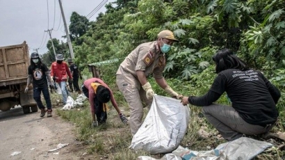 IMIP Bersama Warga Morowali Bersihkan Sampah di HPSN 2022