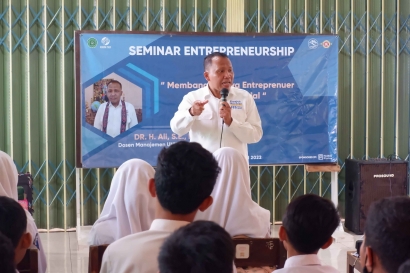 Tim KKN Desa Dudakawu UNISNU Jepara Adakan Seminar Entrepreneurship