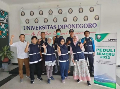 Kolaborasi Pemeriksaan Kesehatan Tim Dokter Undip dan Perawat Semarang dengan Tim KKN Sumber Wuluh Terhadap Korban Erupsi Semeru