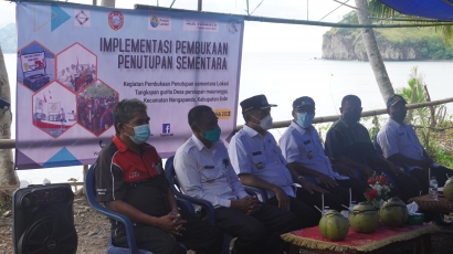 Bupati dan Wakil Bupati Ende Bantu Peralatan Tangkap bagi Nelayan Gurita di Maurongga