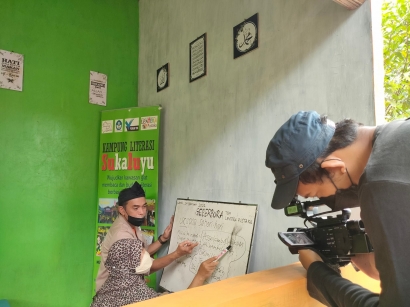 Aksi Berantas Buta Aksara di Kaki Gunung Salak Diliput Jawa Pos TV