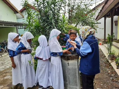 Mahasiswa KKN UIN Walisongo Semarang Adakan Sosialisasi Cuci Tangan untuk Cegah Virus Covid-19 di SD Pasangan 02 Tegal