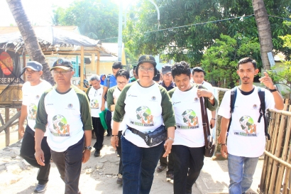 Kunjungan Ibu Menteri Lingkungan Hidup dan Kehutanan di Bank Sampah Pulau Lae  Lae