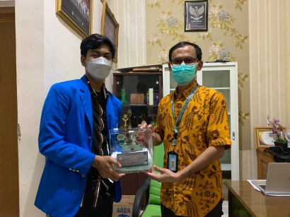 Mahasiswa Kelompok PBL 12 Kesmas UIN Jakarta Menginisiasi Inovasi Dispenser Masker dalam Upaya Penguatan Penggunaan Masker