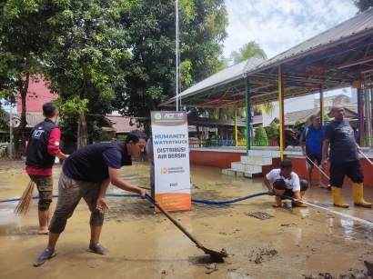 ACT Hadirkan Humanity Water Truck untuk Penanganan Pasca Banjir Bojong Kulur
