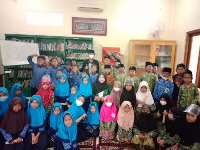 Kenalakan Buku Menarik di Rumah Literasi Waskita ke Santri Madrasah