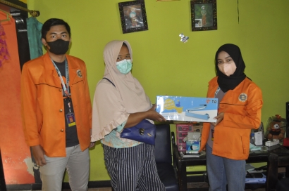 Mahasiswa KKN UAD Membantu Upgrading Kemasan dan Promosi Digital Pemilik UMKM Kerupuk Opak Dusun Busuran