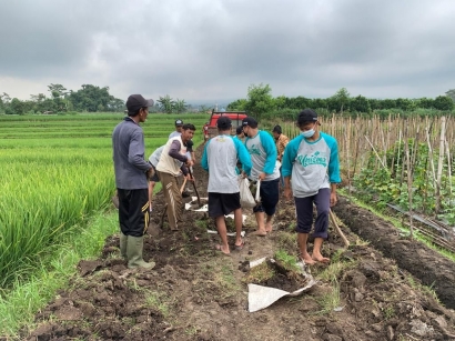 Mahasiswa KSM Tematik UNISMA 2022 dan Para Warga Lakukan Kerja Bakti di Jalan Sawah Karangploso Dusun Bocek Krajan