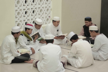 Bahagianya Orang yang Selalu Bersama Al-Qur'an