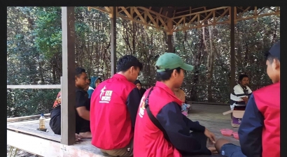 KKN UPGRIS 2022 Membersihkan Air Terjun Patih Mambang yang Airnya Berwarna Hitam dan Sosialisasi Menjaga Kebersihan Wisata