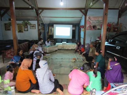 Mahasiswa KKN-T MBKM Kel 44 UNIPMA Sosialisasi Penerapan Digital Marketing pada Pelaku UMKM di Dusun Sambirejo