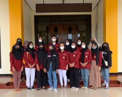 Mahasiswa Universitas Muhammadiyah Malang Bersama Forum Anak Angkasa Junior Desa Punten Membuat Kerajinan Tangan dari Botol Bekas