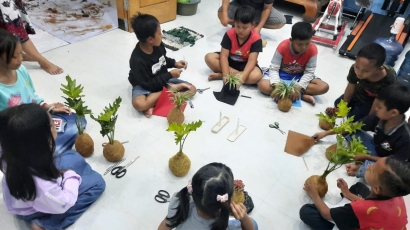 Mahasiswa Universitas PGRI Madiun Kenalkan Kokedama, Tanaman Hias Unik Khas Negeri Sakura Pada Anak-Anak Dusun Bangkle