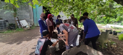 Pemanfaatan Kotoran Cacing, Mahasiswa KKN UM Membuat Pupuk Kompos dari Kotoran Cacing Guna Menyuburkan Tanaman