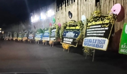 Karangan Bunga Sepanjang Setengah Kilometer Terbentang di Rumah Kang Dedi Mulyadi