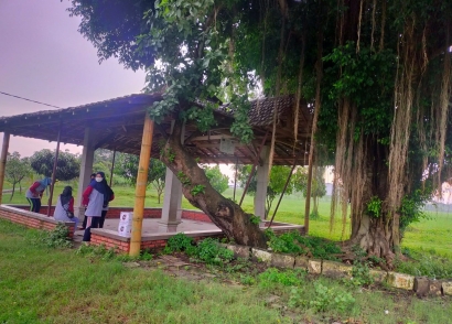 Tim KKN-P 40 Umsida bersama Karang Taruna Melestarikan Lingkungan Sekitar Punden Sembujo di Desa Watutulis Prambon