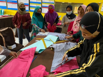 Pemberdayaan Masyarakat Wiyurejo untuk Membuat Merchandise Baju