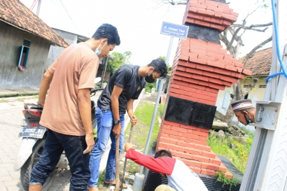 KKN-P Universitas Muhammadiyah Sidoarjo Kelompok 12 Melakukan Penataan Papan Jalan di Desa Candi Pari