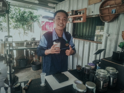 Mahasiswa KKN MIT-DR 13 UIN Walisongo Semarang Bantu UMKM Bustan Coffe Manfaatkan Digital Marketing