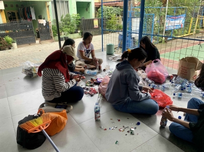 Mengatasi Sampah Plastik, Mahasiswa KKN 7 Universitas Budi Luhur Melaksanakan Program Kegiatan Ecobrick