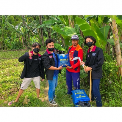 Mahasiswa PMM UMM Memberikan Bantuan Peralatan Pertanian pada Kelompok Tani Desa Slamet Tumpang