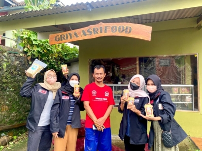 PMM UMM Kelompok 29 Gelombang 2 Membantu UMKM Rempah-rempah Instan Asri Food di Kampung Adat Segunung Kecamatan Wonosalam  