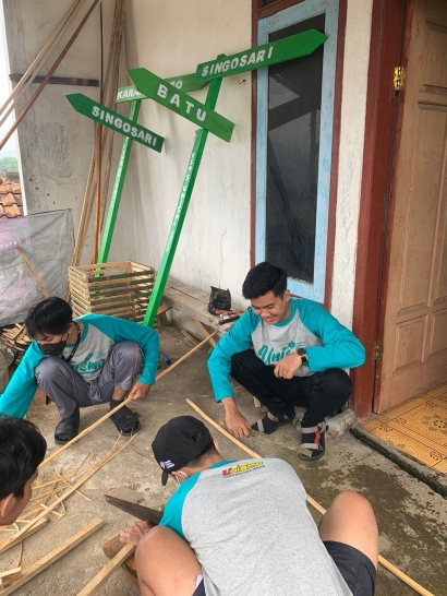 Mahasiswa KSM Tematik 2022 Unisma Lakukan Pembuatan Plang Penunjuk Arah di Dusun Supiturang