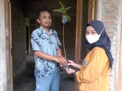Mahasiswa KKN Univet Bantara Membagikan Bibit Tanaman ke Warga Dukuh Tanjungsari