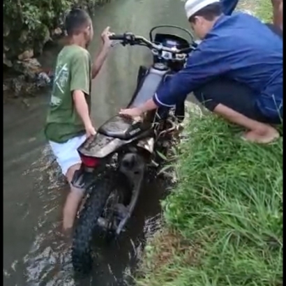 Ditemukan di Selokan Air, Warga Serahkan Sepeda Motor ke Koramil 11/Biringkanaya