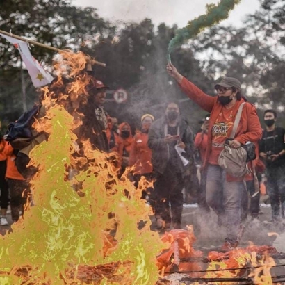 Takdir Rakyat Indonesia Berada di Tangan "Sang Bidan"