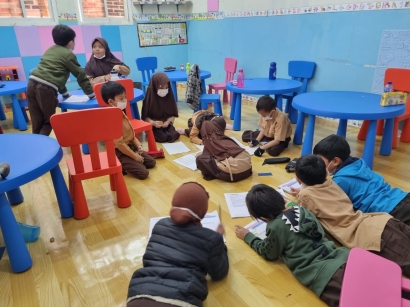 Cara Guru Sekolah Indonesia Riyadh Megatasi Rasa Bosan Saat Sekolah Online