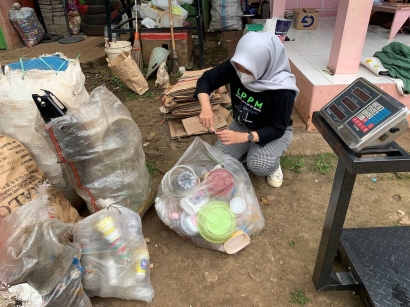 KKN Melalui Program Kerja untuk Mengelola "Bank Sampah" Karang Taruna Kelurahan Dukuh