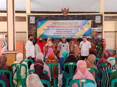 Tim KKN-T Kelompok 129 UPN "Veteran" Jawa Timur Bantu Pendistribusian BLT-DD Desa Condro
