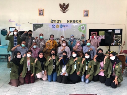 Mahasiswa KKN UPN Veteran Jatim Mengembangkan UMKM di Kelurahan Kertajaya, Kecamatan Gubeng, Kota Surabaya