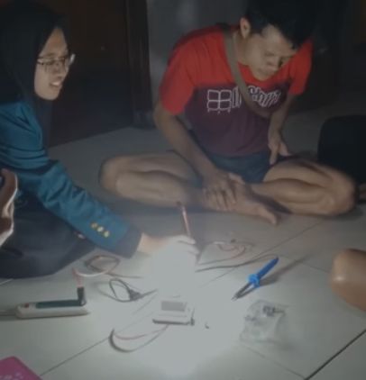 Mahasiswa KKN Undip Latih Pembuatan Lampu Otomatis Bersesnsor Cahaya