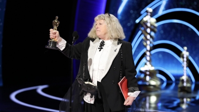 Jenny Beavan Raih Piala Oscar 2022 Berkat Karyanya pada Film Cruella
